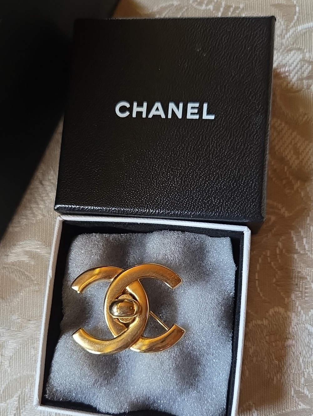 CHANEL Turnlock Gold CC Logo Brooch - Picture 3 of 5
